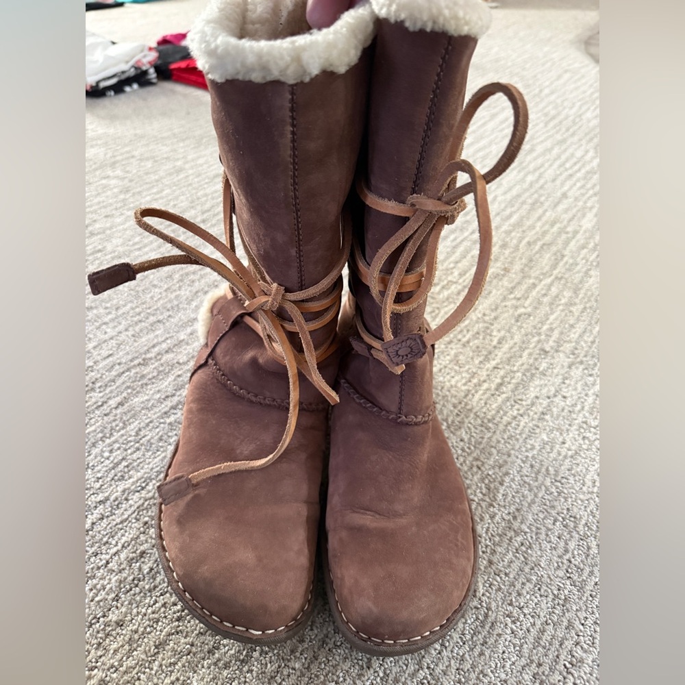 UGG Australia Leather Shearling Lace-Up Boots – Women’s 10